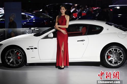 11月9日，2017第14屆中國西南（昆明）國際汽車博覽會在昆明滇池國際會展中心開展，市民欣賞了一場汽車盛宴。會展現(xiàn)場還展出了新能源汽車及機車。<a target='_blank' href='http://www.chinanews.com/'>中新社</a>記者李進紅攝