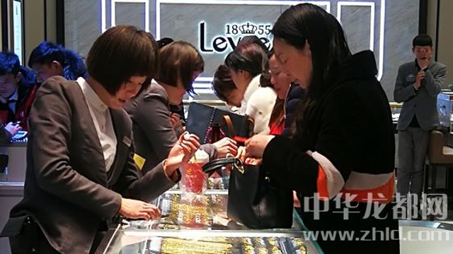 臨近春節(jié)，周口消費(fèi)市場(chǎng)紅似火
