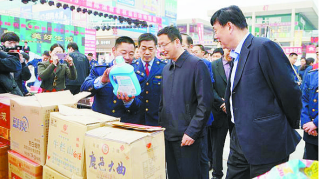 項(xiàng)城市消協(xié)、市工商局舉行國(guó)際消費(fèi)者權(quán)益日宣傳活動(dòng)