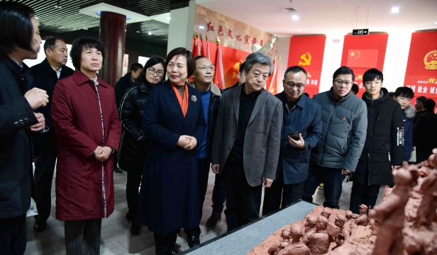 張振?！胺榛鹉甏扁x瓷泥塑藝術(shù)展在周口市文化中心展出