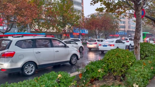 雨中道路擁堵，市民可繞行！