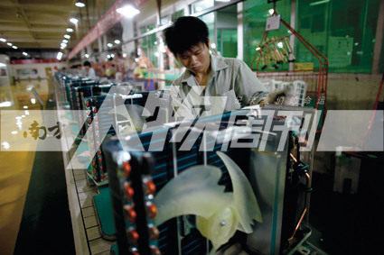 2010年5月10日，珠海格力電器工廠里，工人正在流水線上生產(chǎn)家用空調(diào)（方迎忠）